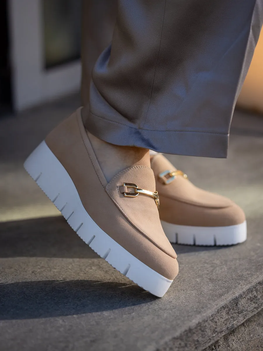 Unisa FAMO beige semsket loafer med gull lenke